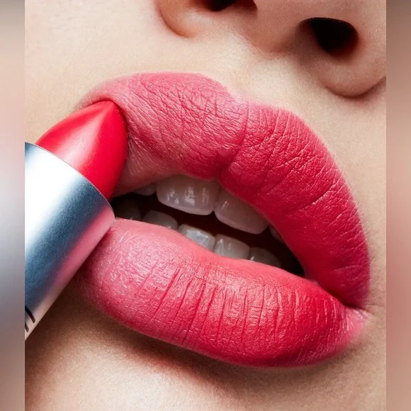 MAC Cosmetics Retro Matte Lipstick - Relentlessly Red - Picture 5 of 8